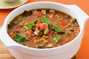 Тарелка с чечевичным супом и добавлением овощей